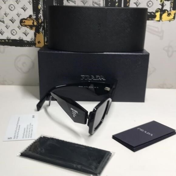 New Authentic Prada Chic Black Square Sunglasses SPR08Y 1AB-5S0 - Picture 3 of 12